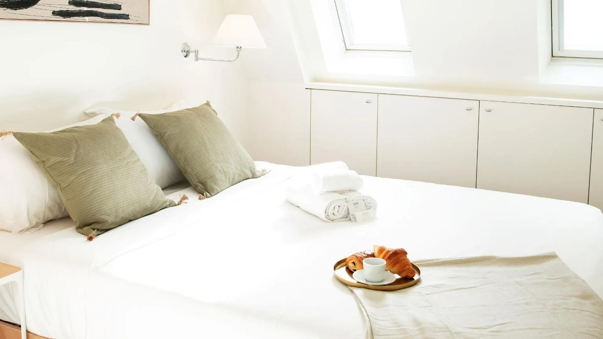 Eiffel 2Br Avenue Apartment Paris