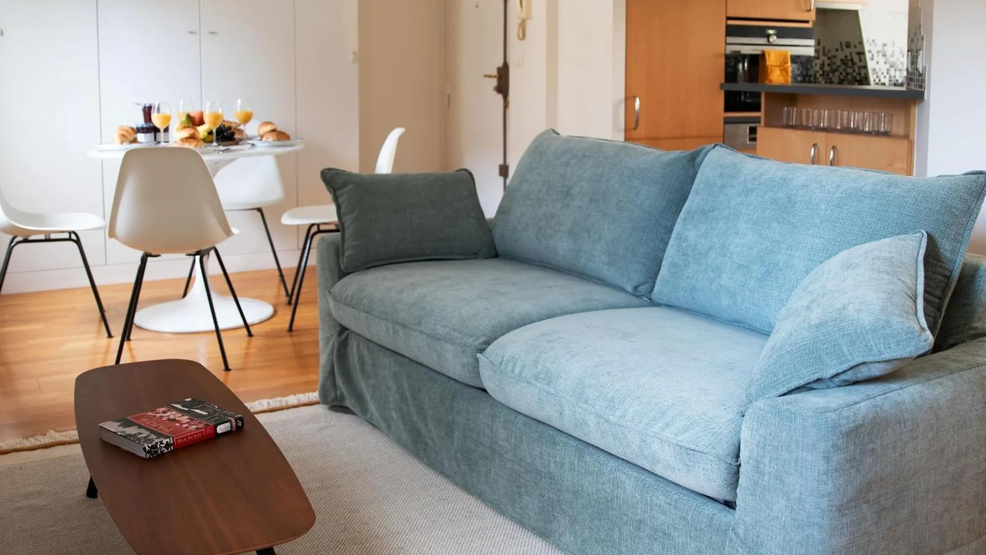 Eiffel 2Br Avenue Apartment Paris