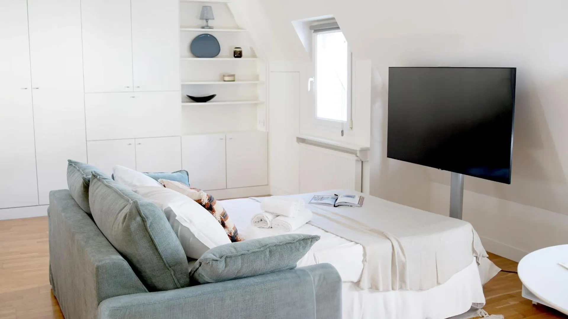 Eiffel 2Br Avenue Apartment Paris
