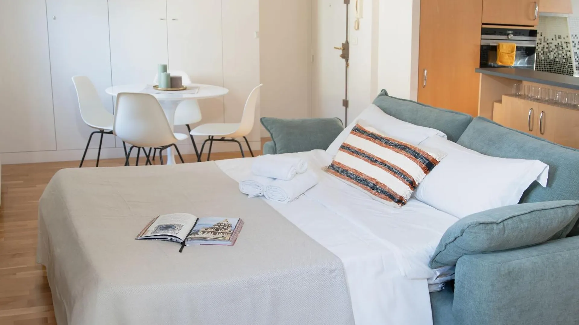 Eiffel 2Br Avenue Apartment Paris
